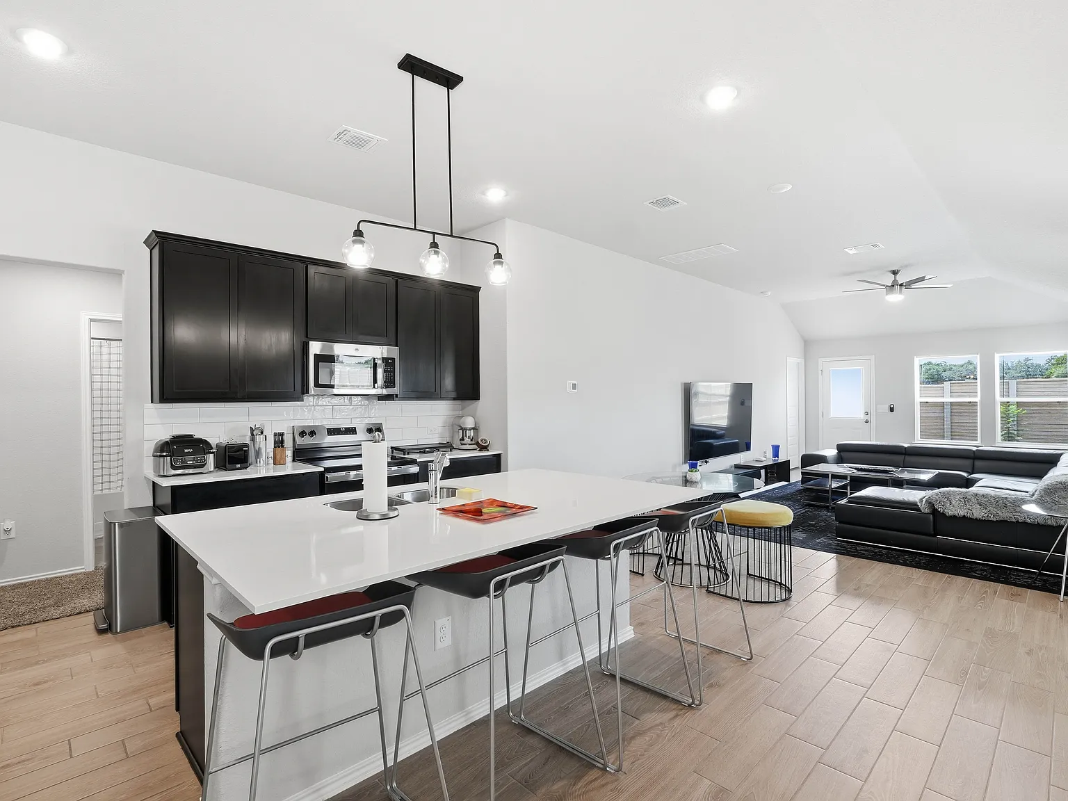 3 bed, 1491 sqft, $1,900 — Photo 1