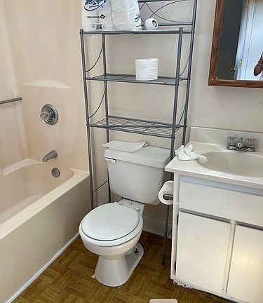 3rd image of 438 Woodland Ave APT 2