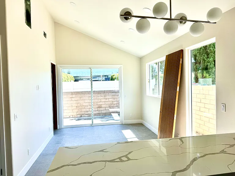 La Perla Ave — Photo 11