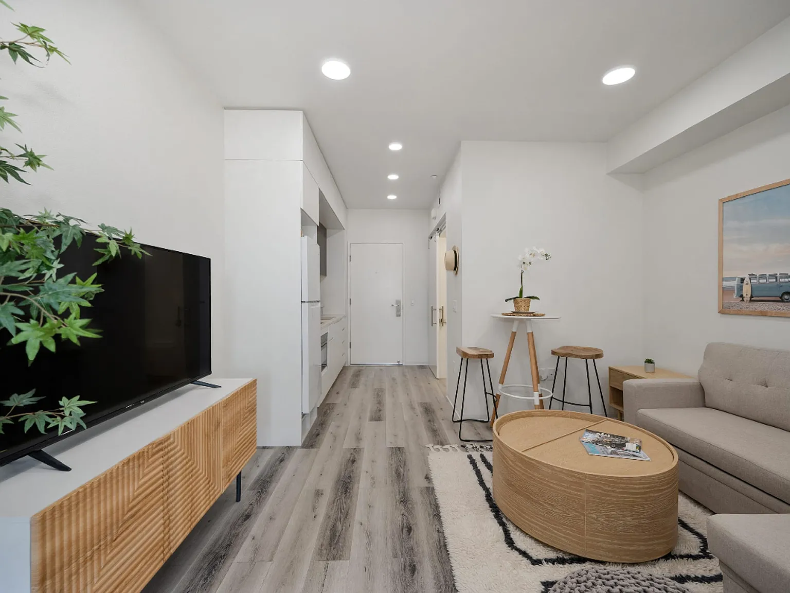8 WEEKS FREE ON A 14 MONTH LEASE + $1,000 LOOK N LEASE SPECIAL — Photo 2