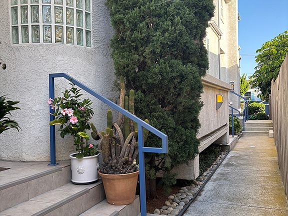 4th image of 1321 Pacific Beach Dr APT C