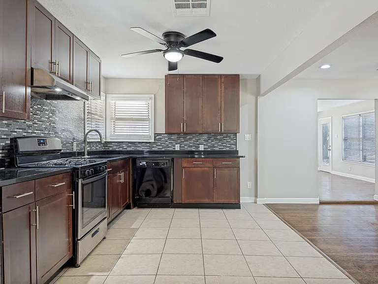 1913 Landa Dr — Photo 7