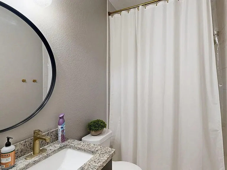 2105 Huxley Ln — Photo 21