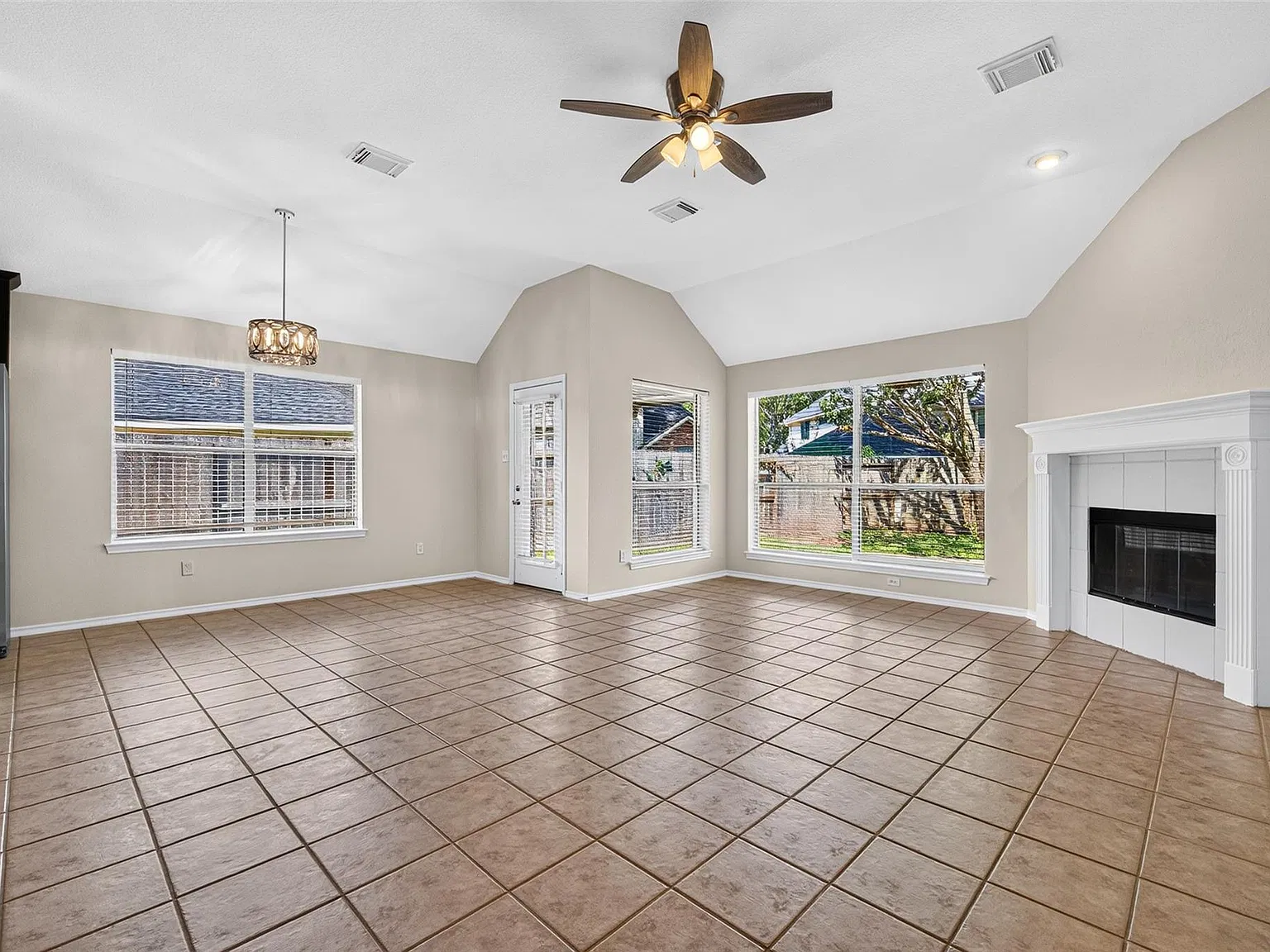 3 bed, 2.0 bath, 2168 sqft, $2,300 — Photo 2