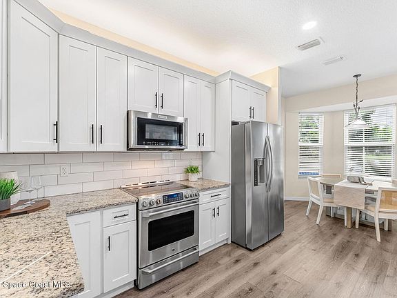 4th image of 981 Shaw Cir