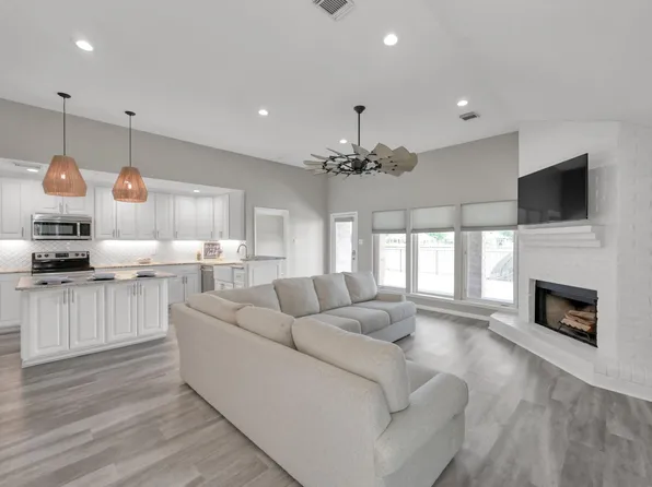 12858 Pelican Island Dr, Willis, TX 77318