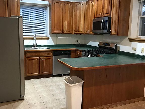 3rd image of 838 W Windsor Ave