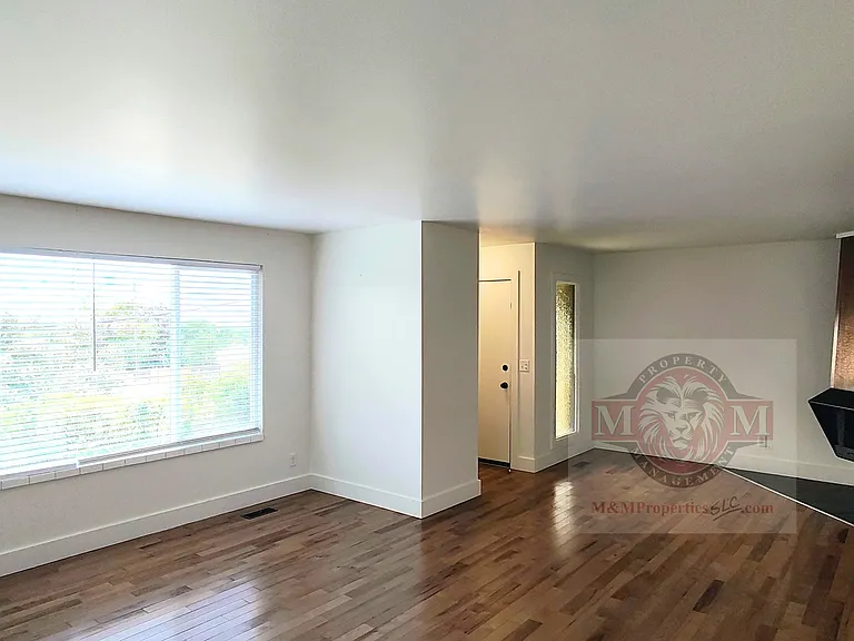 2025 S Broadmoor St #2025 — Photo 3