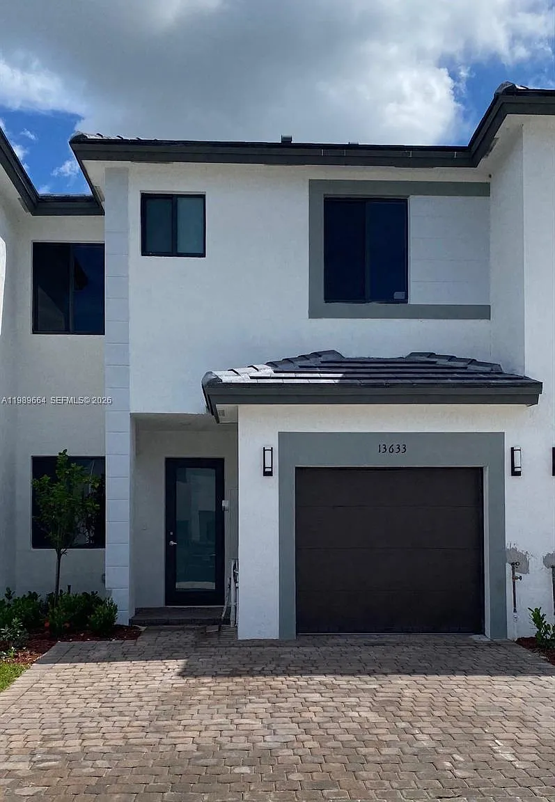 3 bed, 3.5 bath, $3,400 — Photo 2