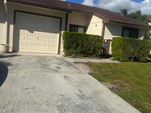 27 Kensington Lane, Boynton Beach, FL 33426