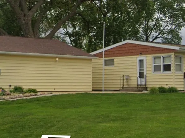 3137 Hammond Ave, Waterloo, IA 50702