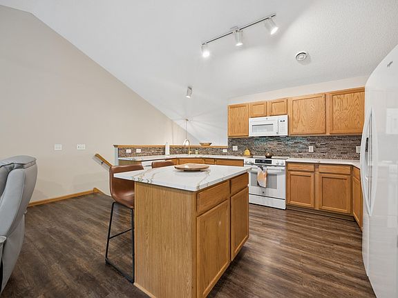 3rd image of 210 Heritage Ln