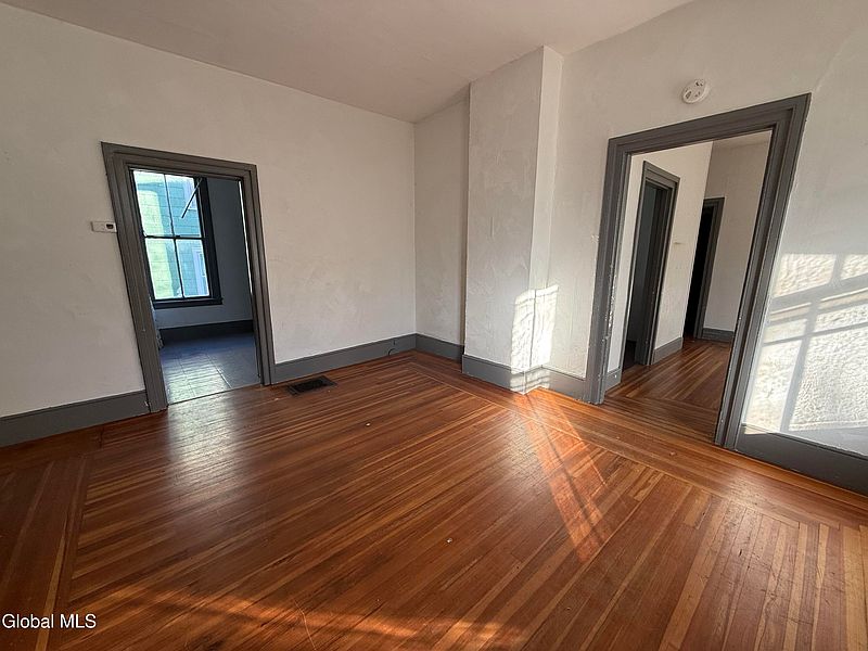 5th image of 33 Maple Avenue