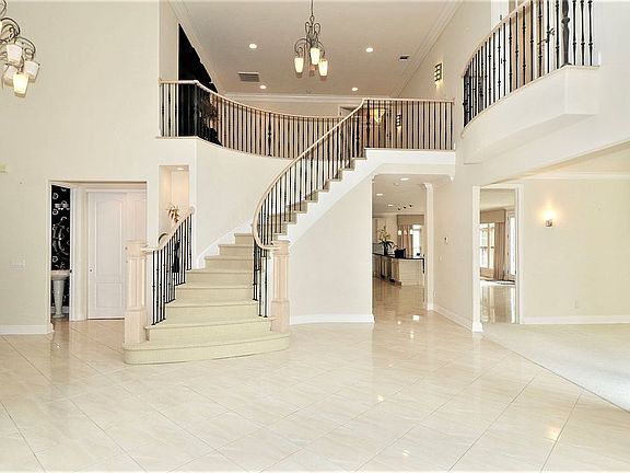 4th image of 17 Hamlet Woods Dr