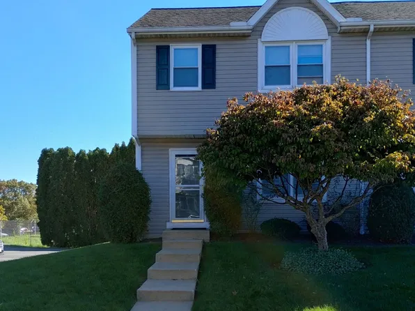 2911 Harbor Dr, Sinking Spring, PA 19608