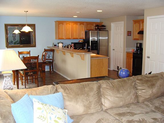 Kitchen & dining area