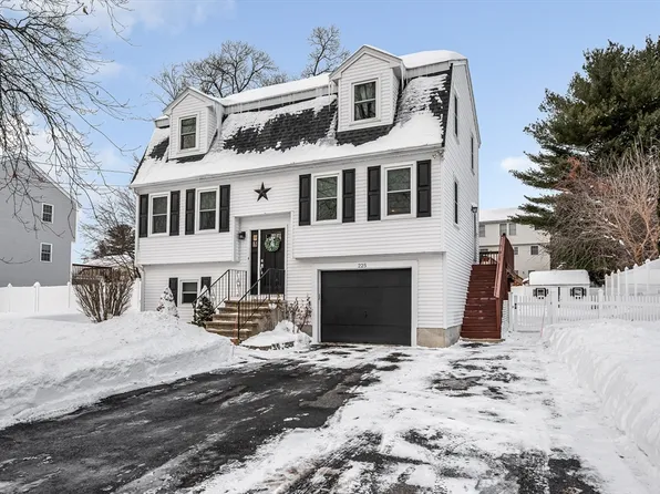 225 Long Pond Dr, Dracut, MA 01826