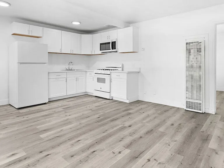Country Club Apartments — Photo 17