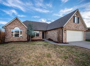 690 SW 12th St, Moore, OK 73160