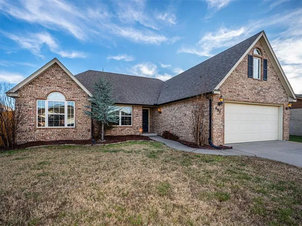 690 SW 12th St, Moore, OK 73160