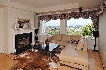 Living room :: 3762 Jefferson Ave