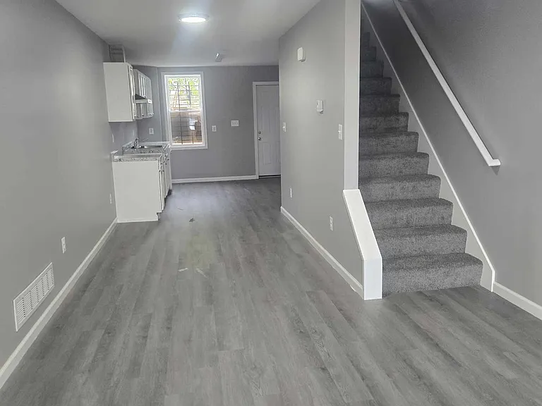 3209 Esther Pl — Photo 1