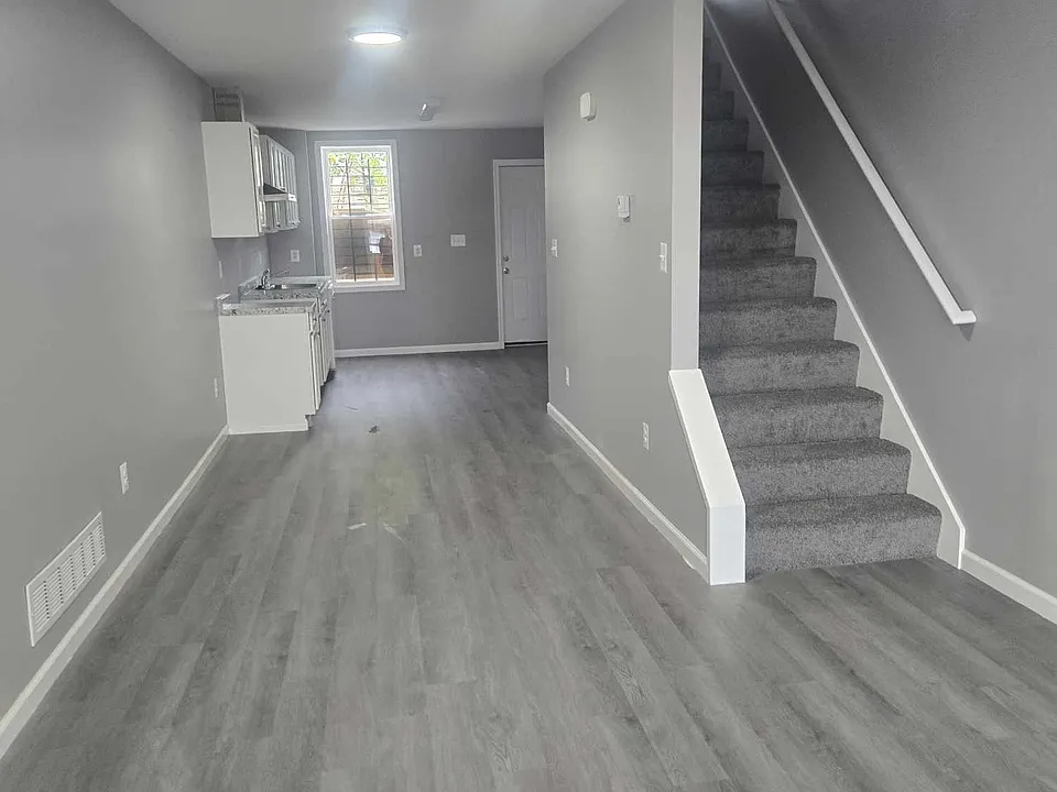 3209 Esther Pl