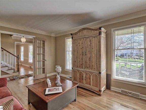 3rd image of 18 Ashwicke Ln