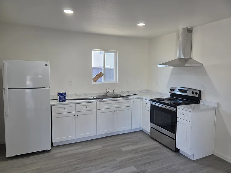 3215 W Capitol Ave #4 — Photo 1