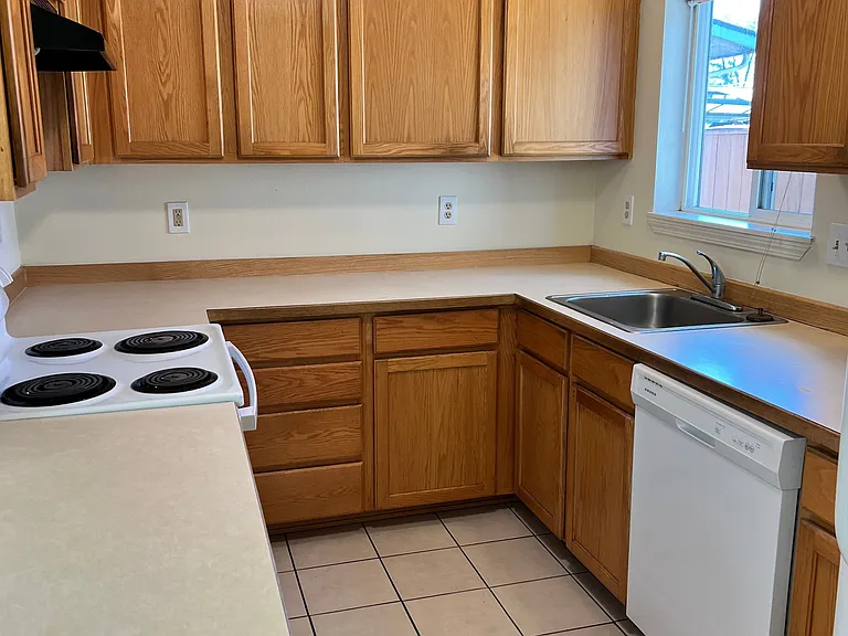 435 NE Clay Ave — Photo 15