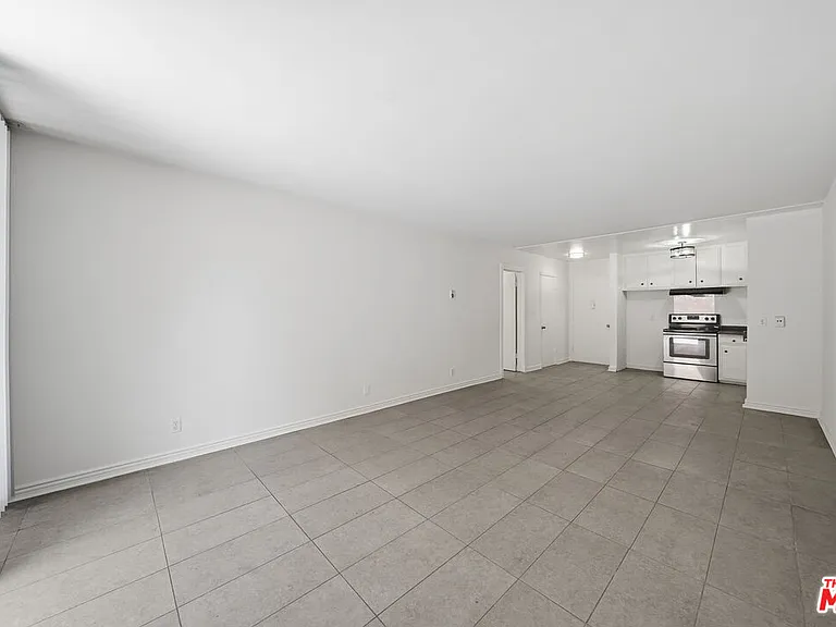 425 S Kenmore Ave #111 — Photo 4