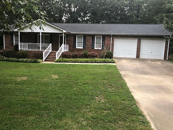 Street view/ plenty of room on concrete driveway