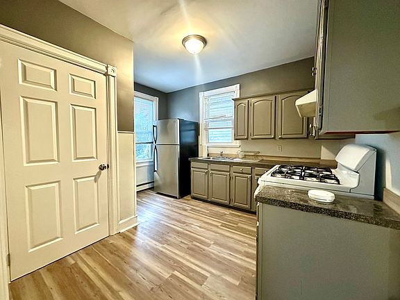 5th image of 25 Washington Pl #1