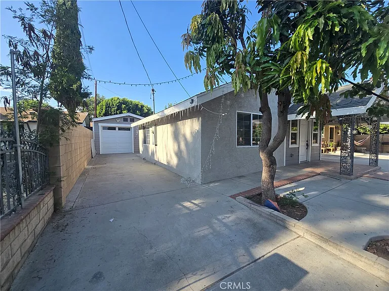 217 E Belmont St — Photo 2
