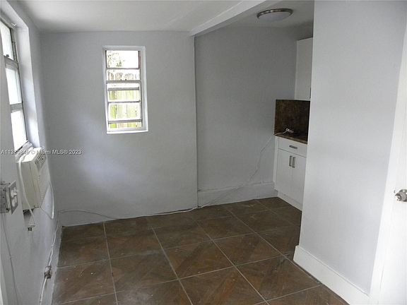 4th image of 214 NW 49th Ave