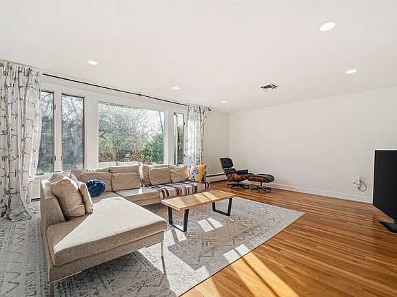 4th image of 66 Roosevelt Rd #66