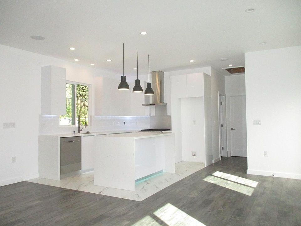 1st image of 2651 Mary St