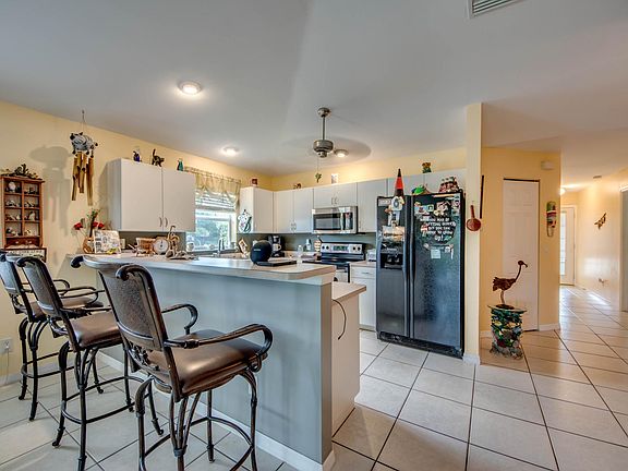 3rd image of 1402 SE 6th Ave #1402