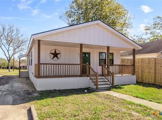 715 Edgar St, Yoakum, TX 77995