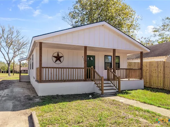715 Edgar St, Yoakum, TX 77995