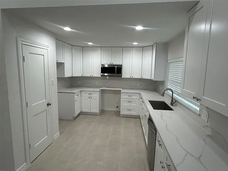 1139 Pinecroft Dr — Photo 2
