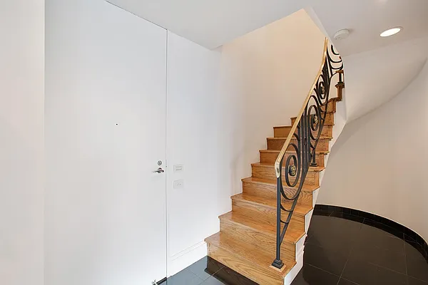 Sold by R New York | media 22