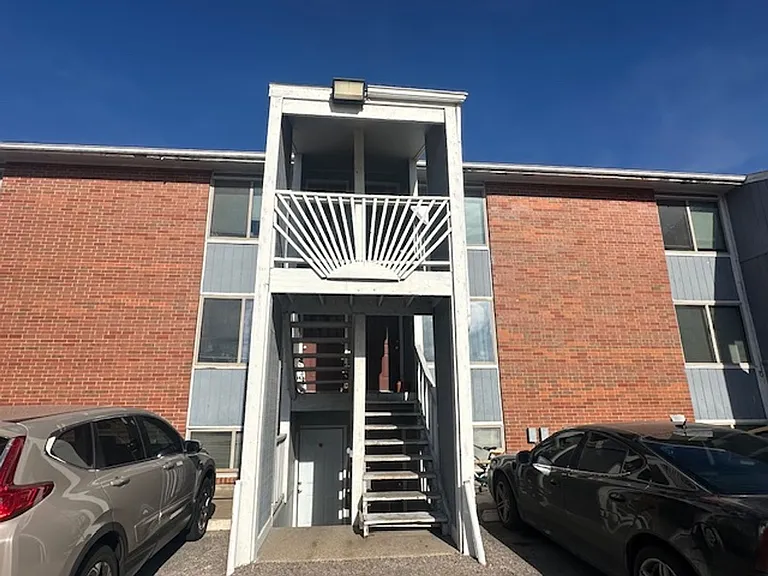 2228 S Oliver Ave — Photo 4