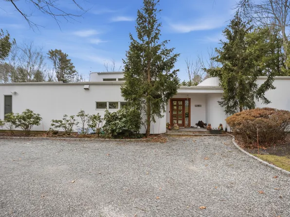 15 Blueberry Ln, Quogue, NY 11959