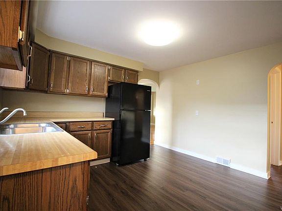 5th image of 2472 William St