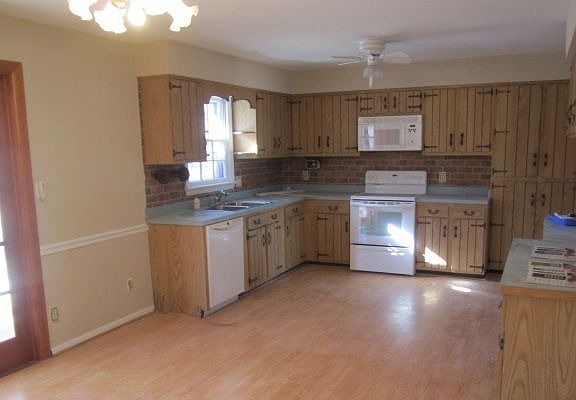 3rd image of 220 Hallbridge Dr