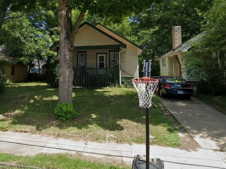2420 N Peoria Ave — Photo 1