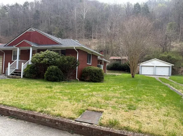 1154 Fairview St, Grundy, VA 24614