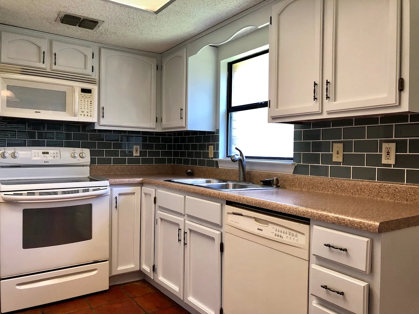 3 Bedroom 2 Bathrooms located in Country View Subdivision — Photo 4