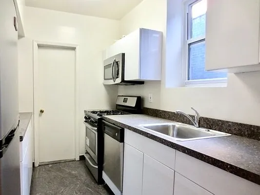 Rented by Avenues Real Estate | media 10